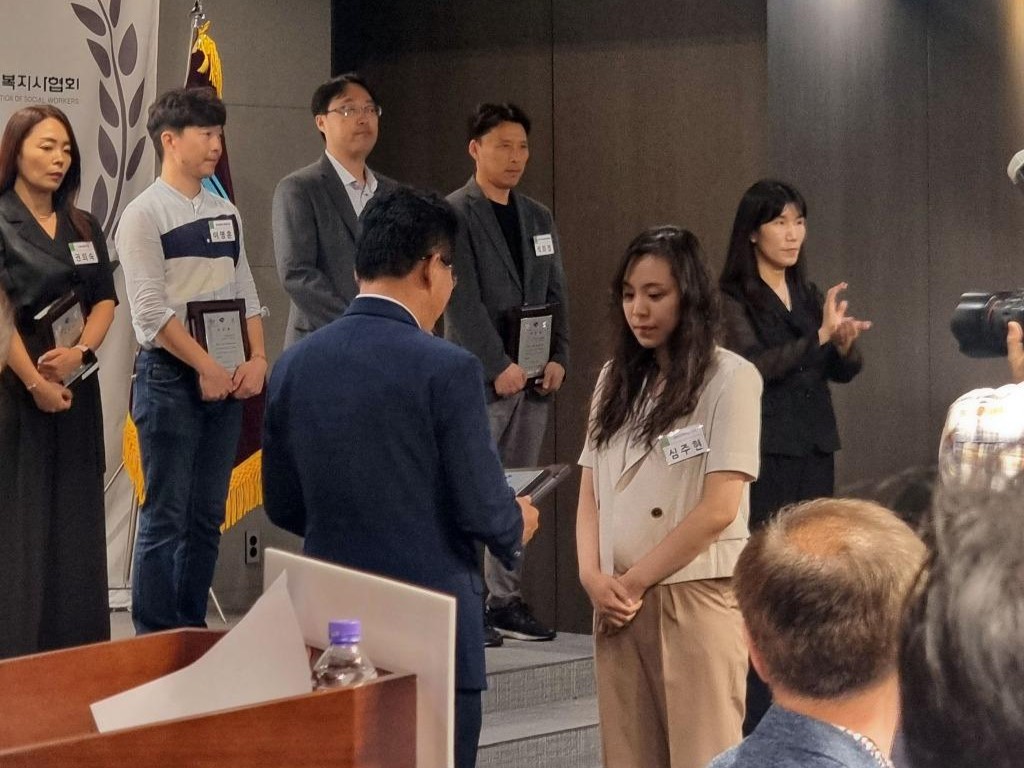 230629 군위지역자활센터, 심주현 실장 경북도지사상 수상.jpg